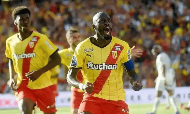 法甲焦点战：图卢兹主场冲欧战遇阻，朗斯客场卫冕领跑