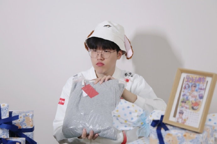 AL分享Kael五周年礼物开箱返图：大家为什莫给我这么多这个狗呀？