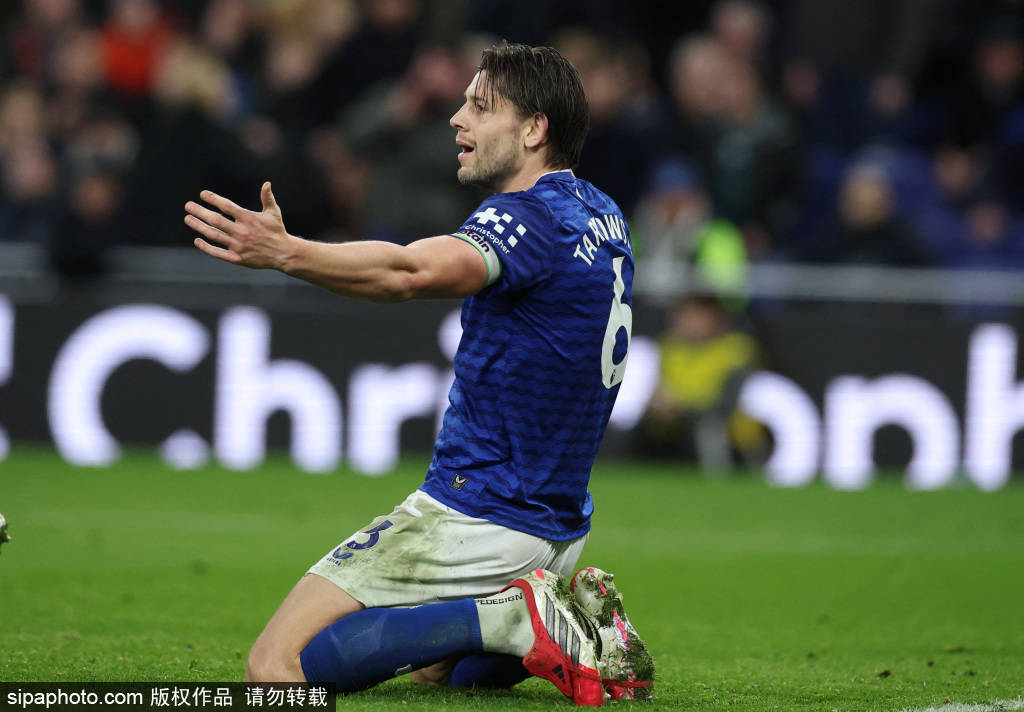 曼联夏季引援重磅目标:沃顿的转会之路与挑战解析